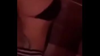 播放 女同性恋在 ameporn 上展示她的乳房并拥抱她的朋友