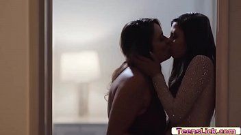 play Une salope adolescente séduit son patron MILF aux gros seins