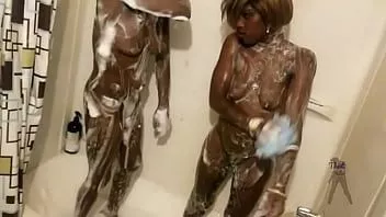 Oynat Abanoz lezbiyenler alma bir banyo oynama içinde the tub bekleyen için almak dönüşler ile siyah adam