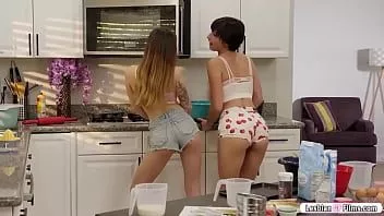 play 十代の肛門は69erで彼女の熱いbffsのお尻をおもちゃにします