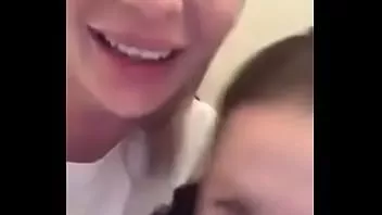 Reproduzir Lésbicas chupando tetas de amigas