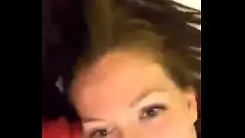 Jouer Horny lesbiennes montrant des seins et la chatte sur ameporn