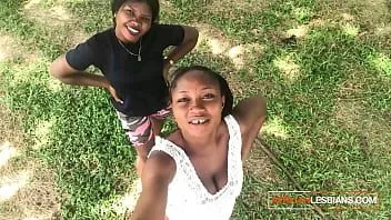 Putar Selfie di taman sebelum vagina lesbian naik seks pasangan romantis di luar ruangan