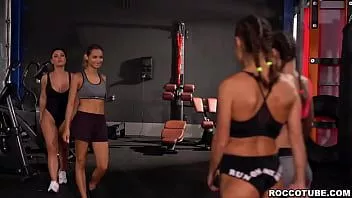 play Ya ampun, perkelahian lesbian ini luar biasa panas! pria cewek ini terlalu seksi! alyssa reece, madu iblis, veronica leal, amirah adara!