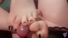 Reproduzir Tranny Footjob: Polieana ordenha Girlcock de Jessica Bloom com pés