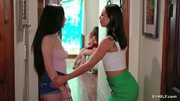 play Üvey anneler ve üvey kızlar sahip olan lezbiyen dörtlü