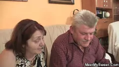 play Pareja madura descubre nuevos placeres con su hijastra adolescente