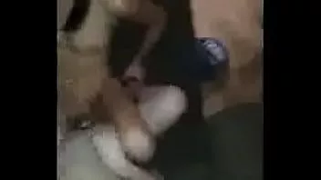 চালান কিছু লেসবিয়ান মেয়েদের সাথে হট থ্রিসাম