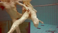Afspelen Ondeugende lesbische pornosterren gaan wild in het zwembad