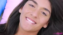 play Brünetter Teen Aubry Babcocks explizites lesbisches Vorsprechen