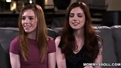 play 继母斯嘉丽·梅（Scarlett Mae）和麦迪·柯林斯（Madi Collins）用继母劳伦·菲利普斯（Lauren Phillips