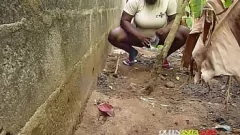 play Zwarte man kan het niet laten om te zien hoe blond haar natte kutje op de boerderij wassen