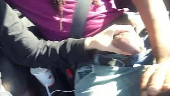 play Lésbica dando uma punheta para uma amiga no carro