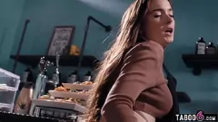 播放 女同性恋青少年Hazel Moore和Latina Lover热情的工作场所